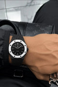 Le bracelet de montre en acier noir intégré